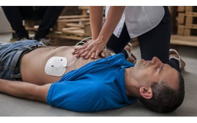 Πώς να χρησιμοποιήσετε έναν AED: Οδηγός βήμα προς βήμα για αρχάριους