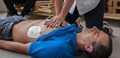 Πώς να χρησιμοποιήσετε έναν AED: Οδηγός βήμα προς βήμα για αρχάριους