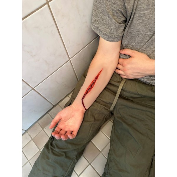 Wound Moulage "Suicide Attempt" – Προσομοίωση Τραύματος Αυτοτραυματισμού Wound Moulage "Suicide Attempt" – Προσομοίωση Τραύματος Αυτοτραυματισμού